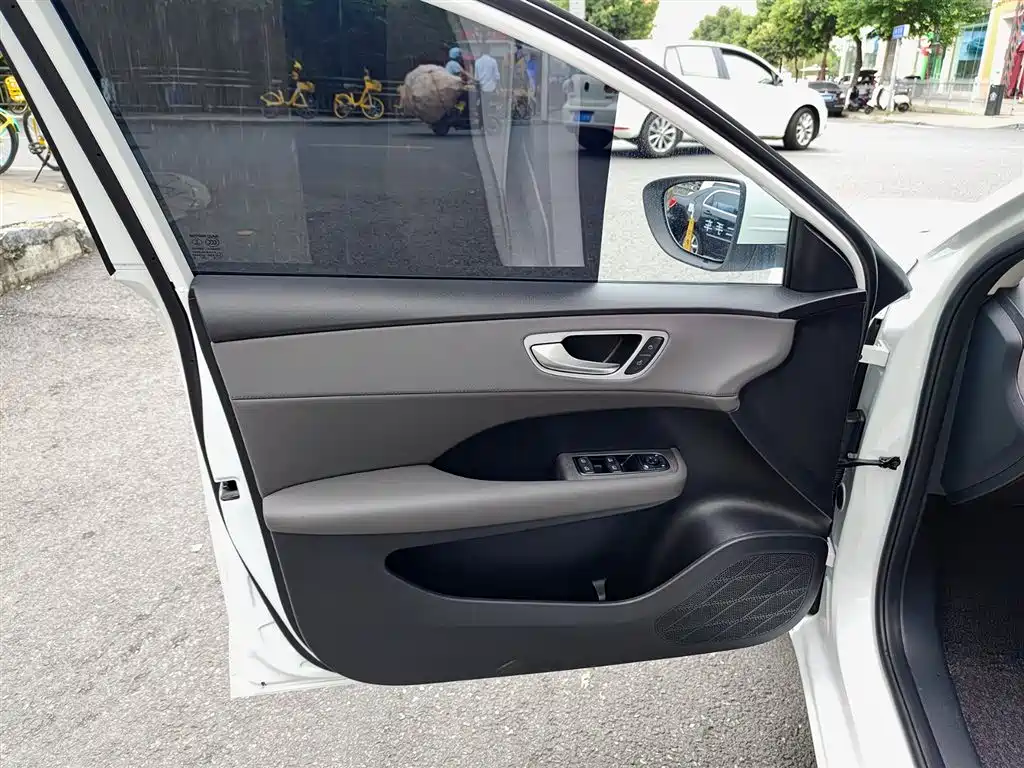Roewe D6 2025