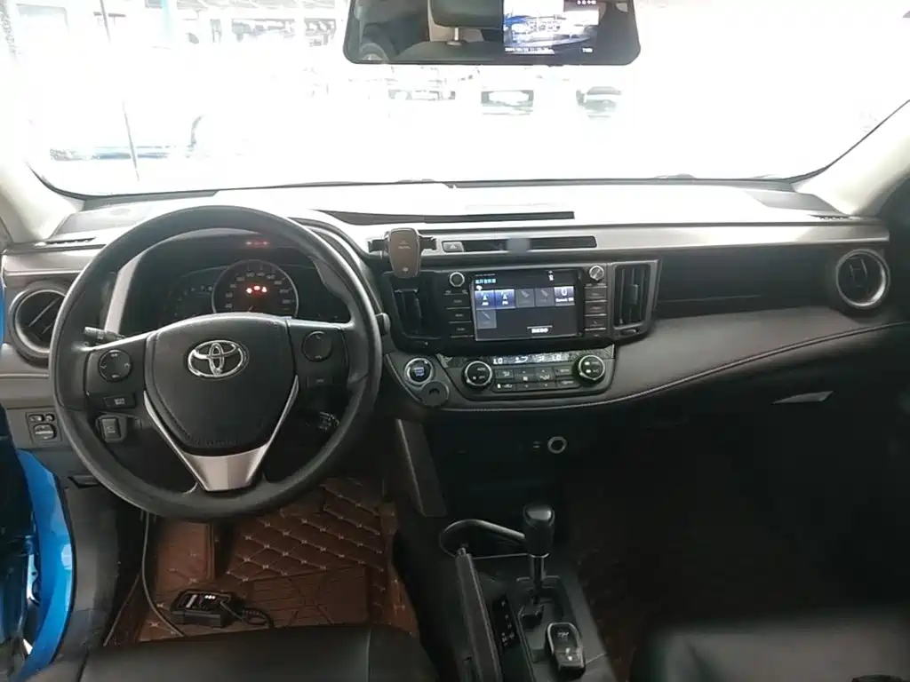 Toyota RAV4 2018 — фото 10
