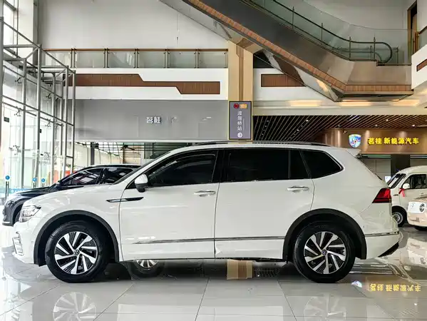 Volkswagen Tiguan L Plug-In Hybrid 2021