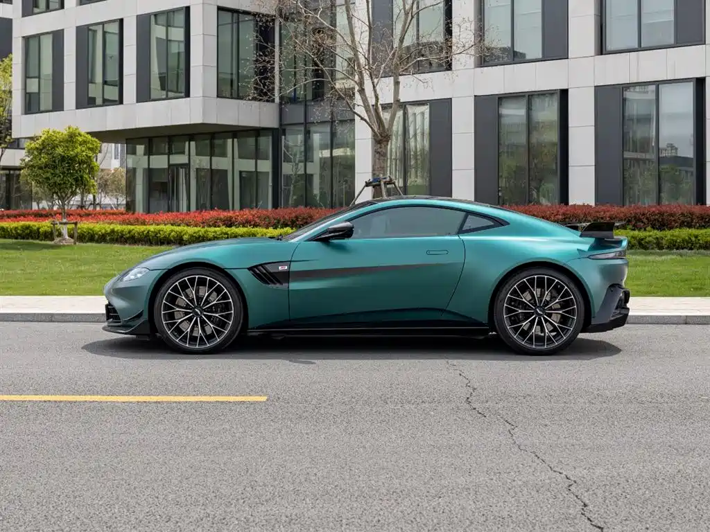 Aston Martin V8 Vantage 2022 — фото 7