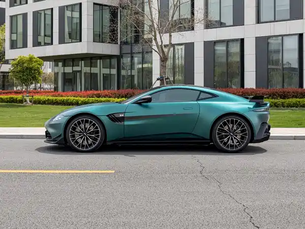 Aston Martin V8 Vantage 2022