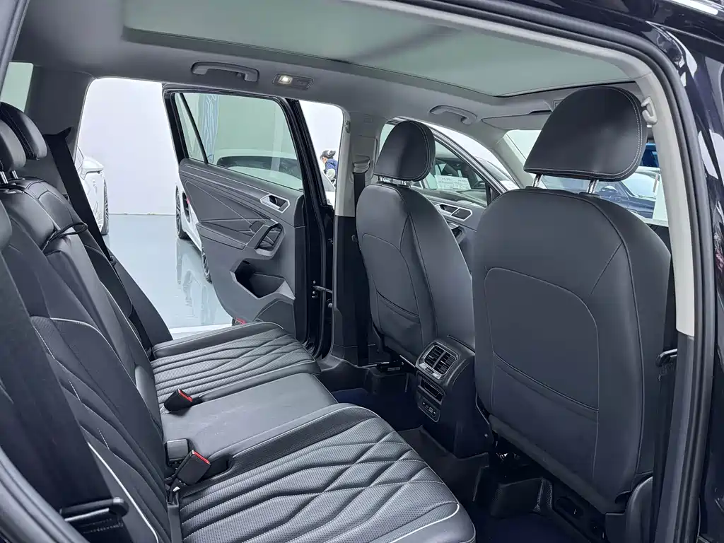 Volkswagen Tiguan L 2023 — фото 11