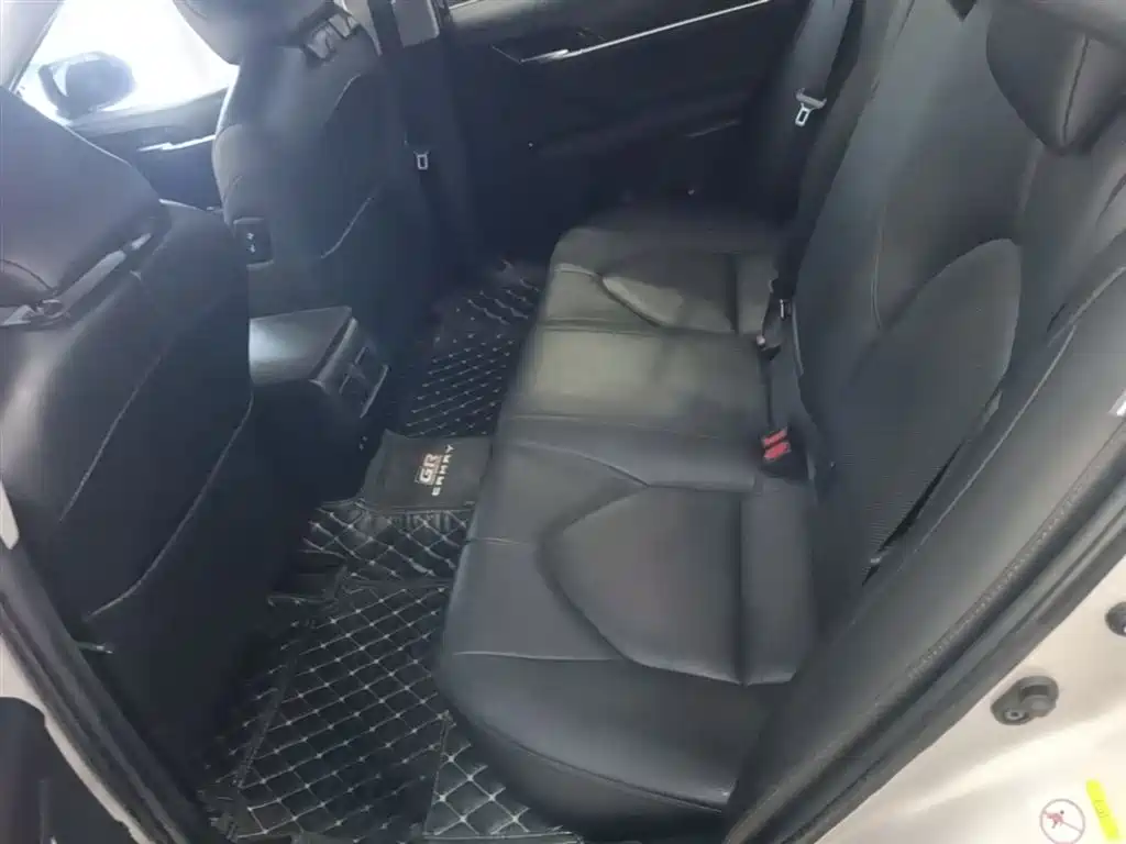 Toyota Camry 2018 — фото 17