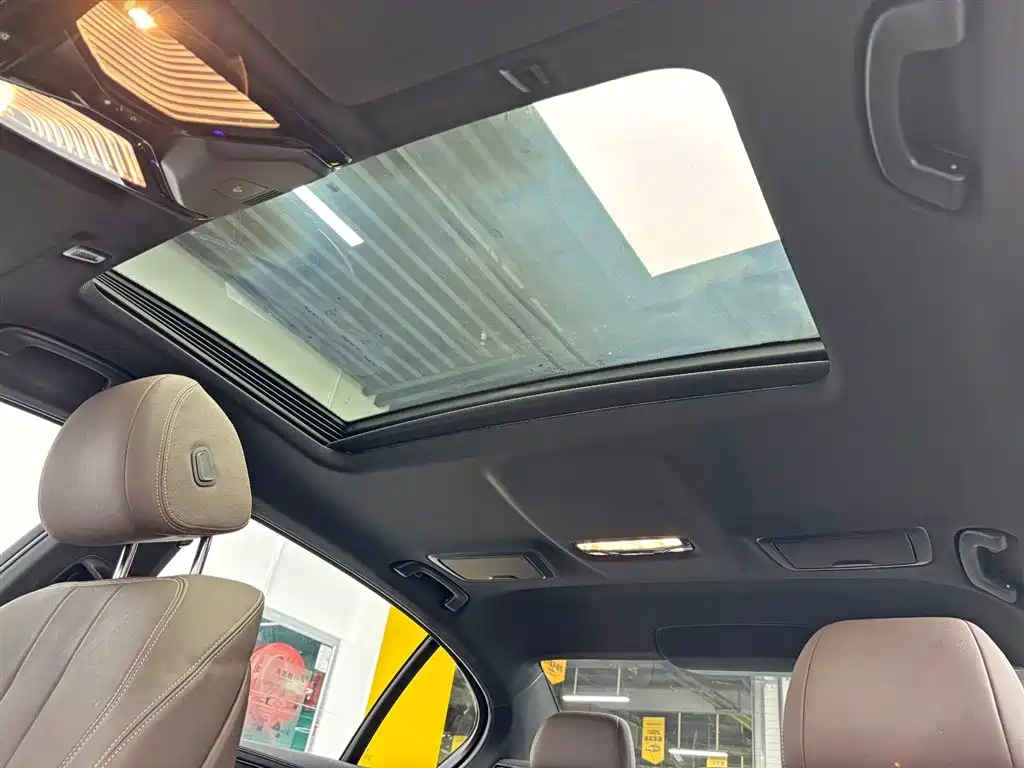 BMW 5 Series 2019 — фото 16