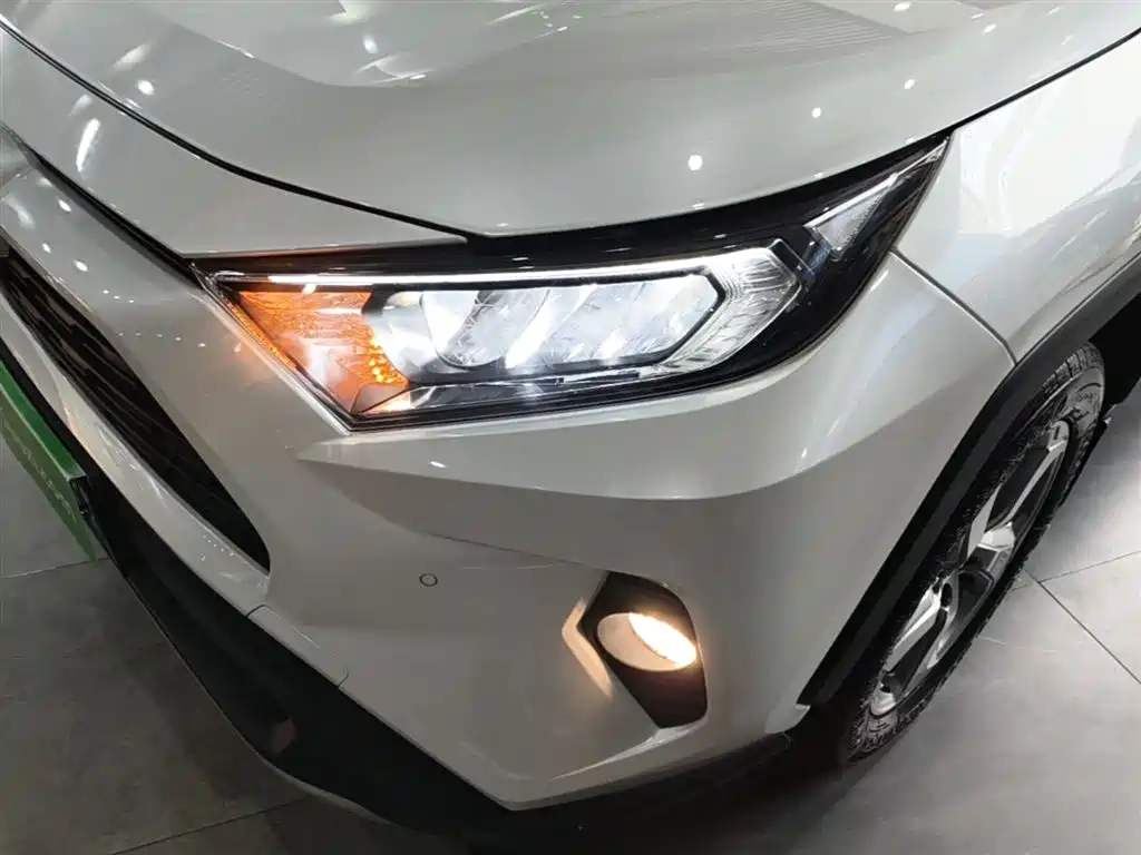 Toyota RAV4 2023 — фото 24