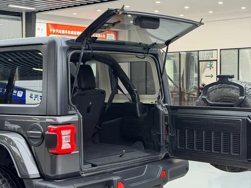 Jeep Wrangler 2021 — фото 14