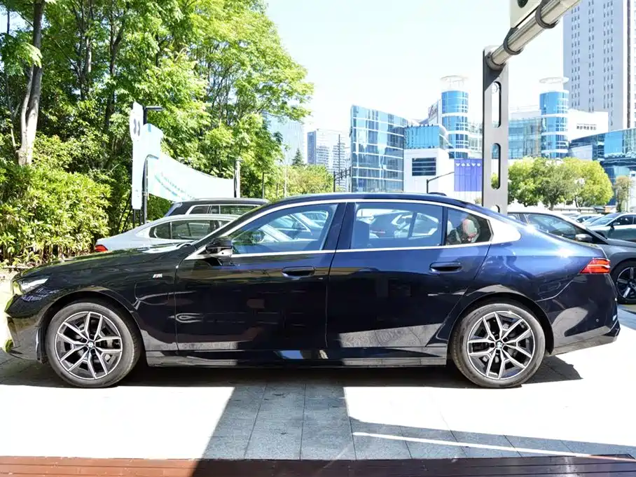 BMW i5 2025 — фото 2