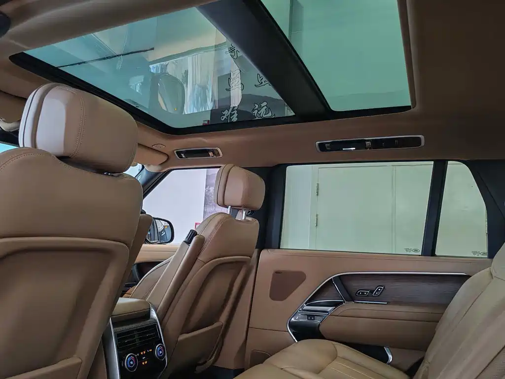 Land Rover Range Rover 2023 — фото 18