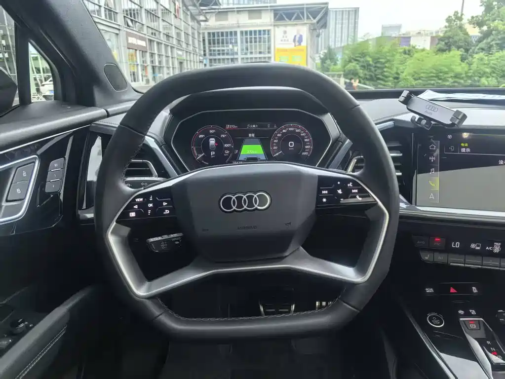 Audi Q4 e-tron 2023 — фото 17