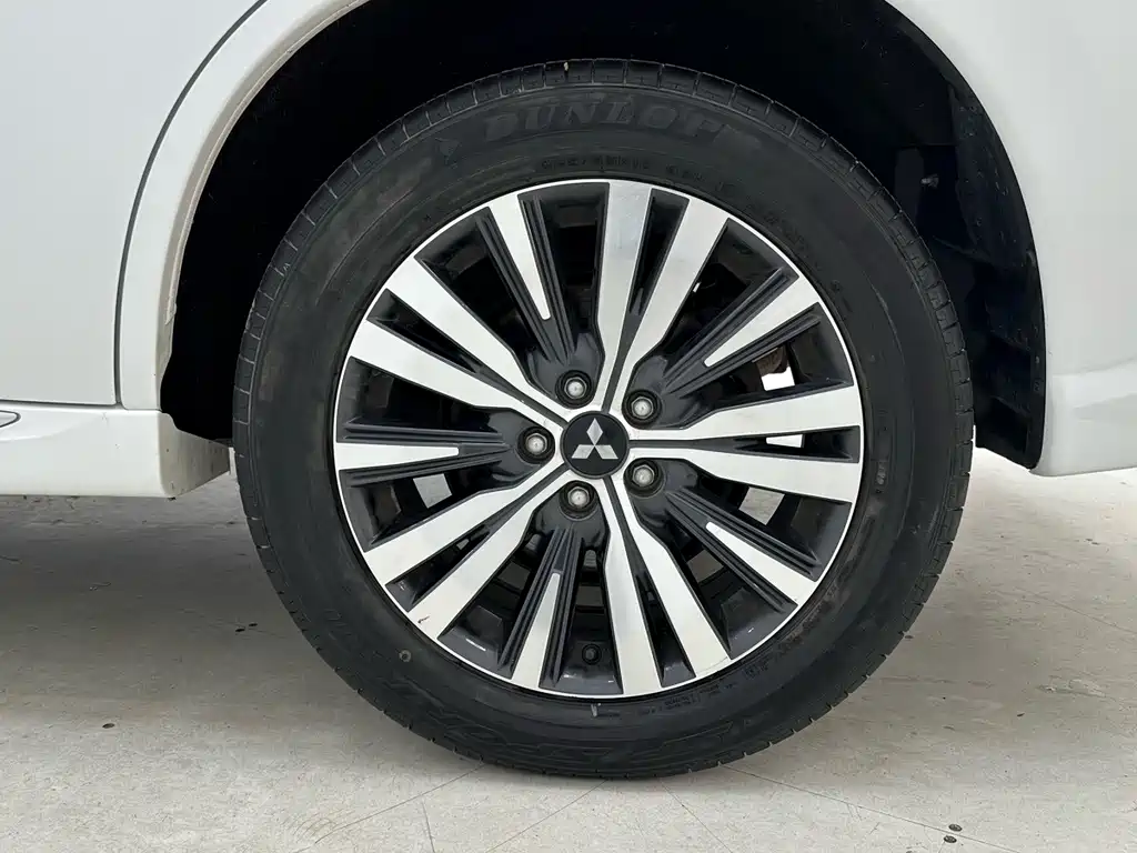 Mitsubishi Outlander 2023 — фото 17