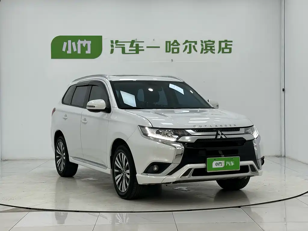 Mitsubishi Outlander 2023 — фото 3