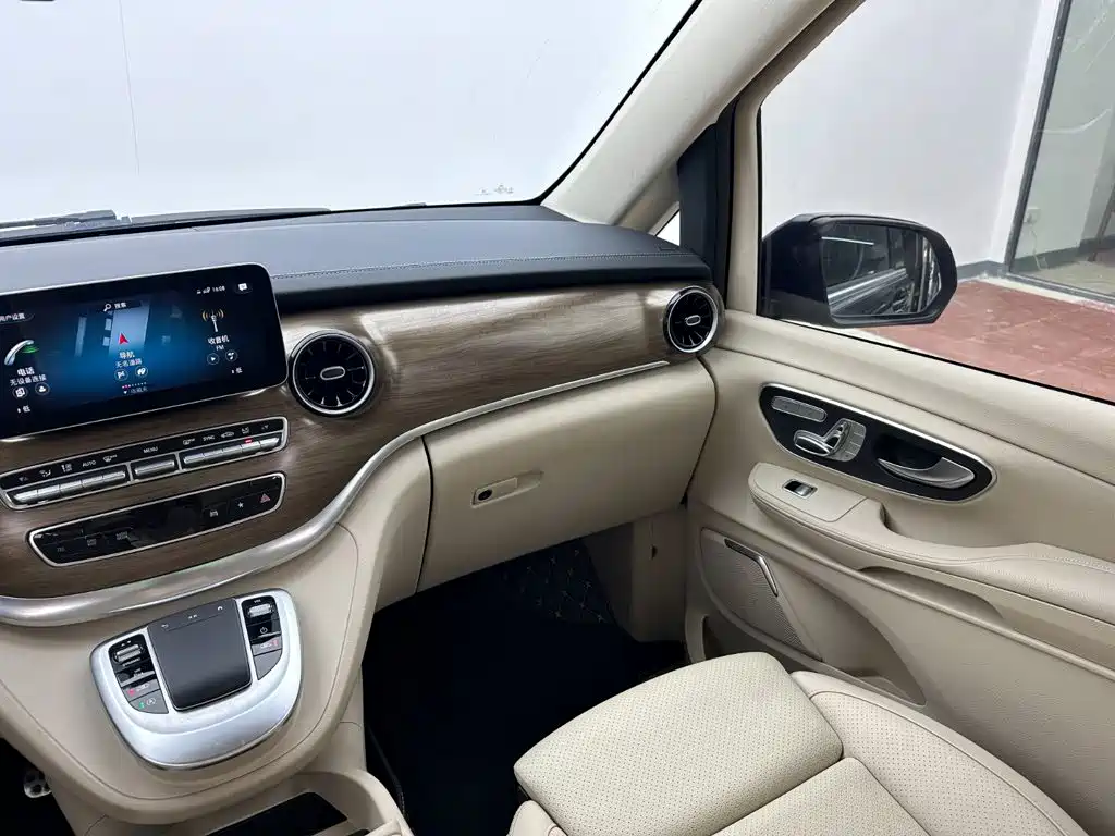 Mercedes-Benz V-Class 2023 — фото 17