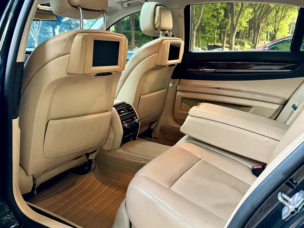 BMW 7 Series 2011 — фото 11