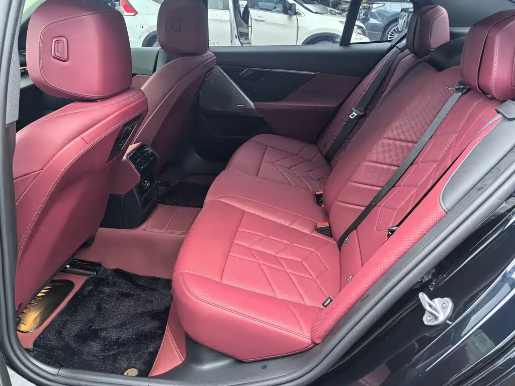 BMW 5 Series 2025 — фото 13