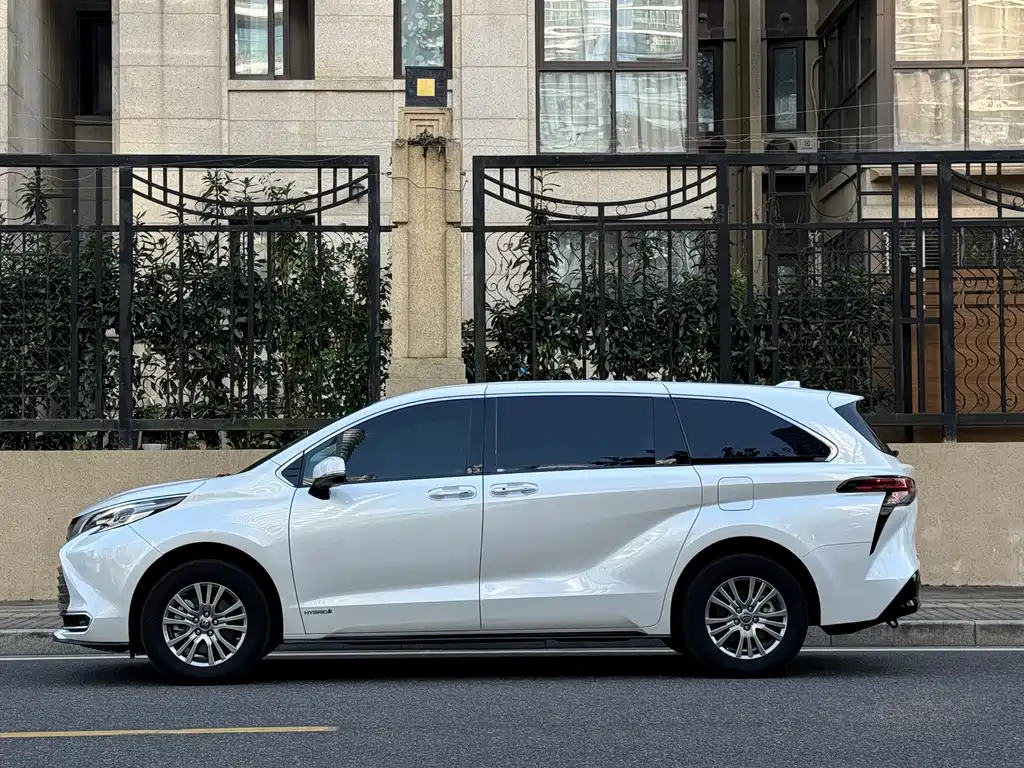 Toyota Sienna 2023 — фото 2
