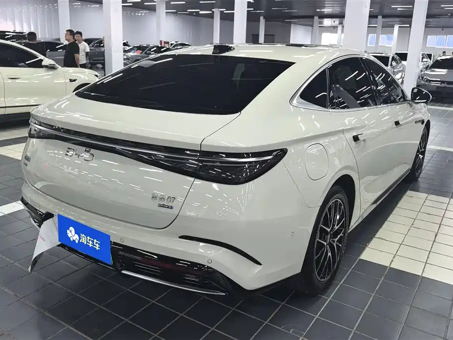 BYD Seal 07 DM-i 2025 — фото 2