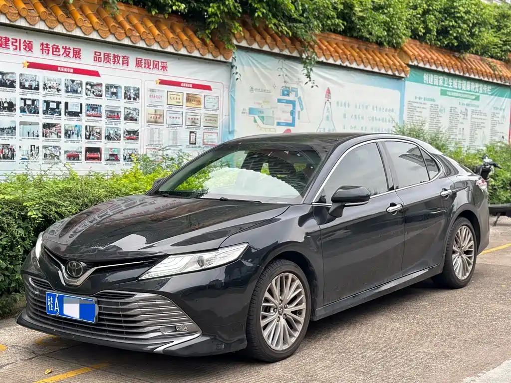 Toyota Camry 2019 — фото 1