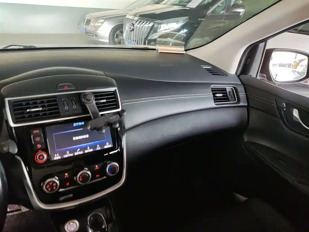 Nissan Tiida 2016 — фото 13
