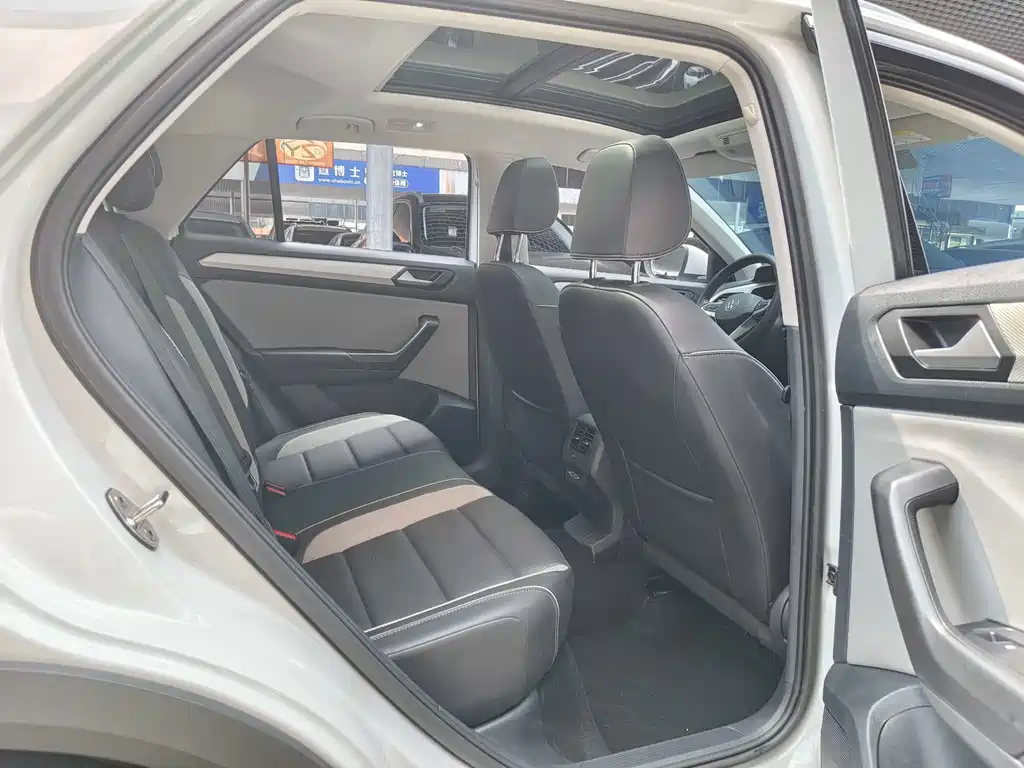 Volkswagen T-Roc 2023 — фото 16