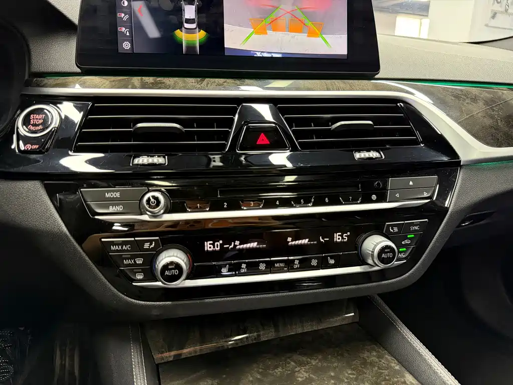 BMW 5 Series 2017 — фото 16