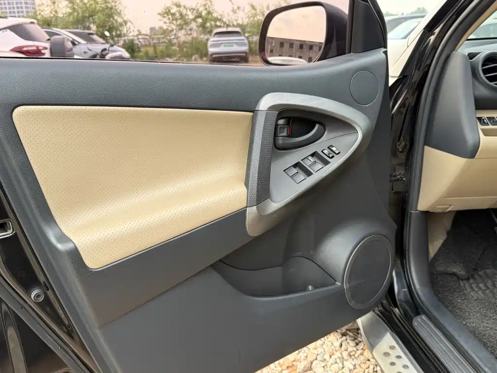 Toyota RAV4 2013 — фото 10