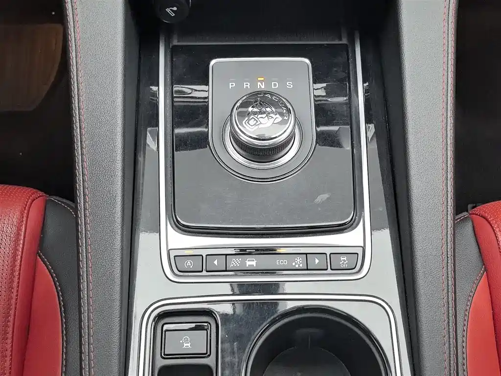 Jaguar F-PACE 2017 — фото 13