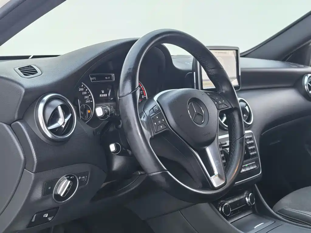 Mercedes-Benz A-Class 2015 — фото 20
