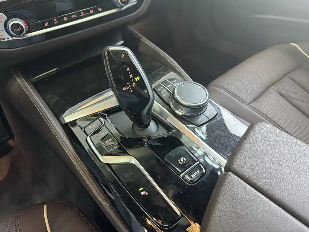 BMW 5 Series 2021 — фото 10