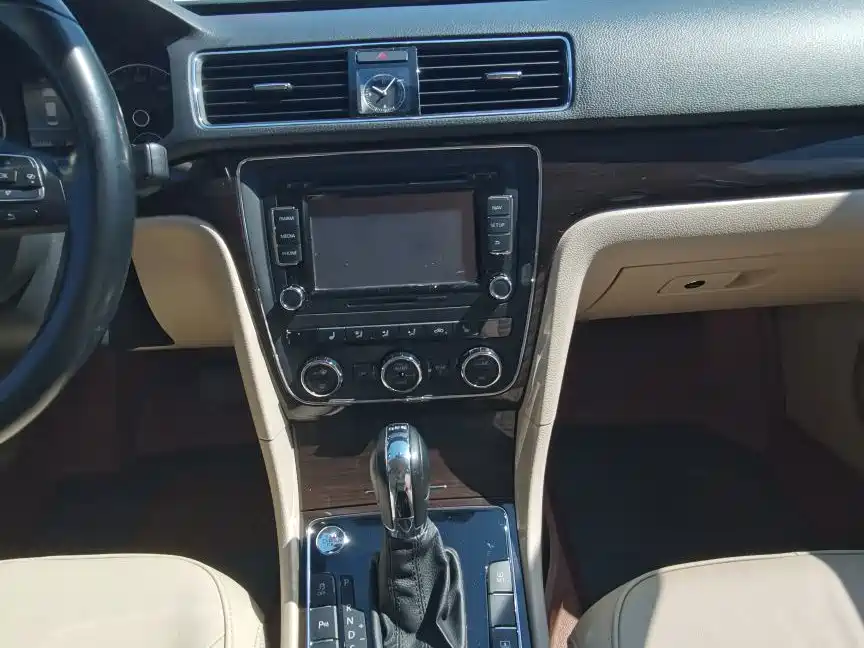 Volkswagen Passat 2015 — фото 16