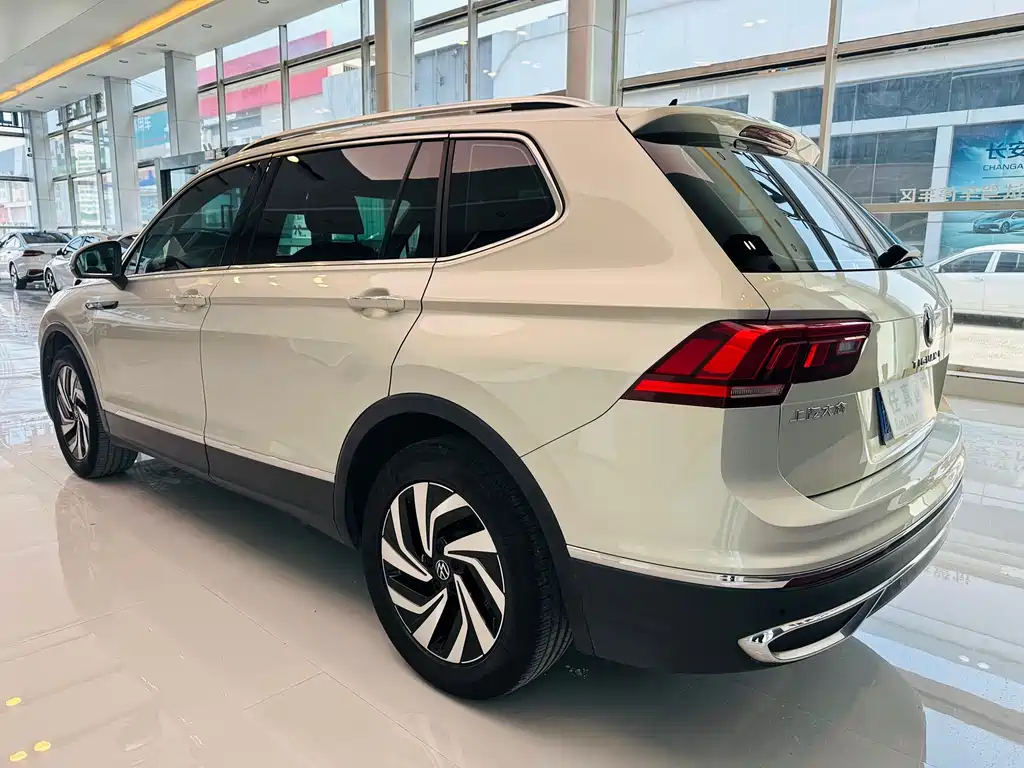 Volkswagen Tiguan L 2023 — фото 5