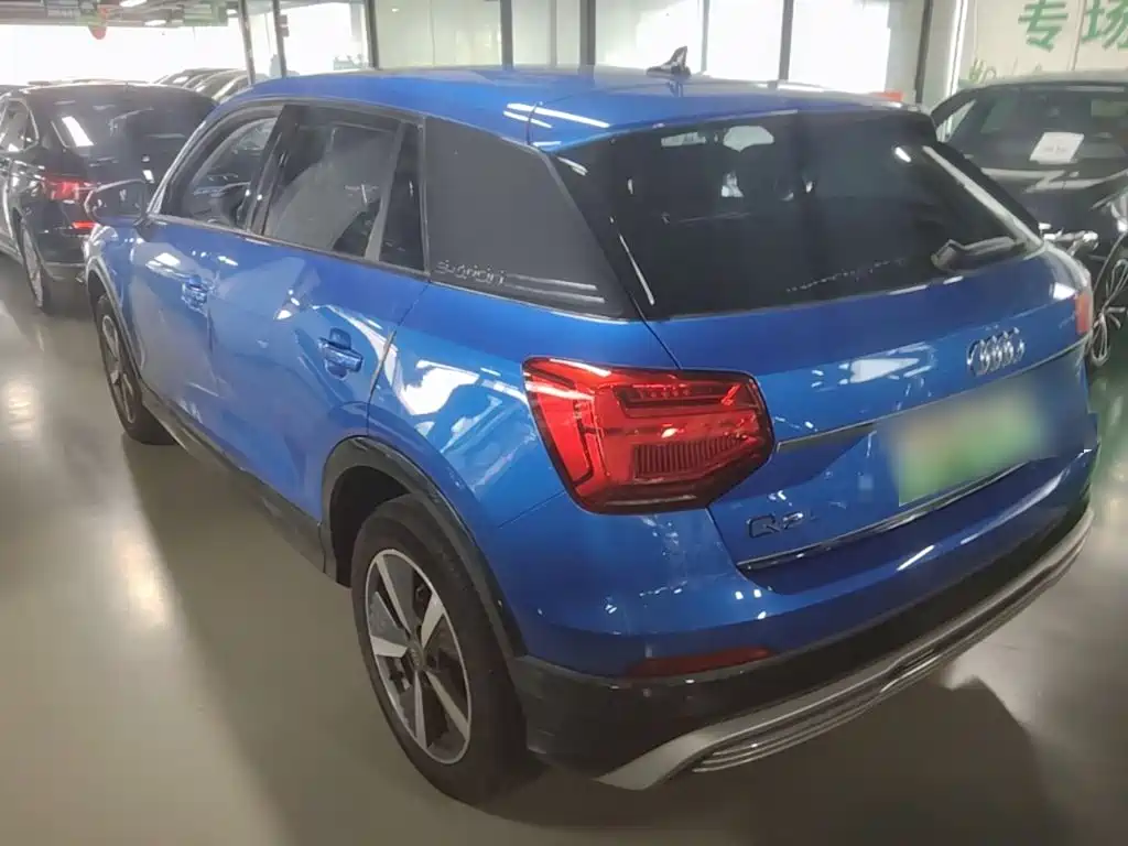 Audi Q2L e-tron 2020 — фото 5