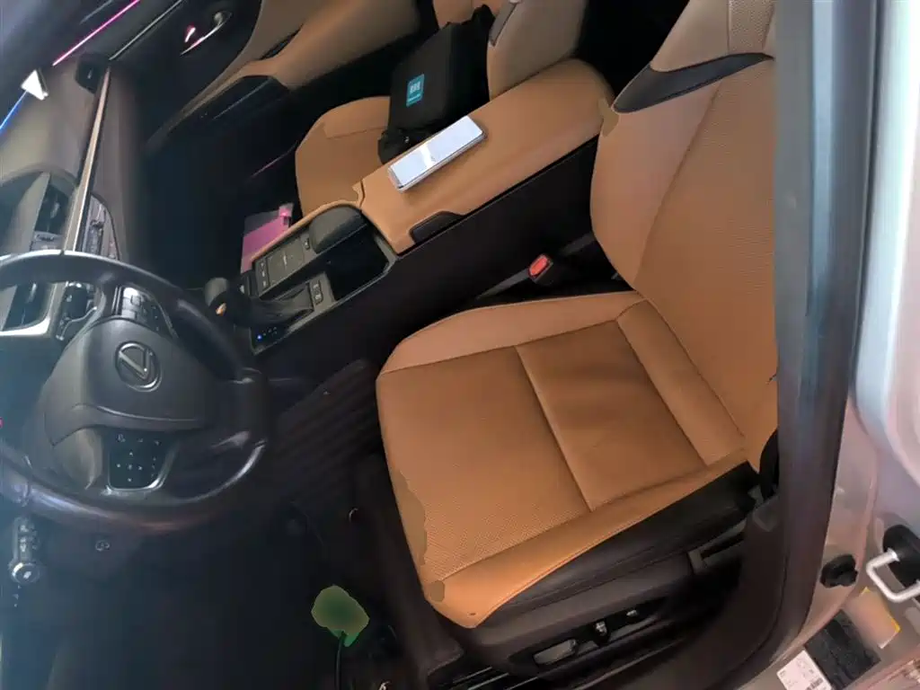 Lexus ES 2019 — фото 15