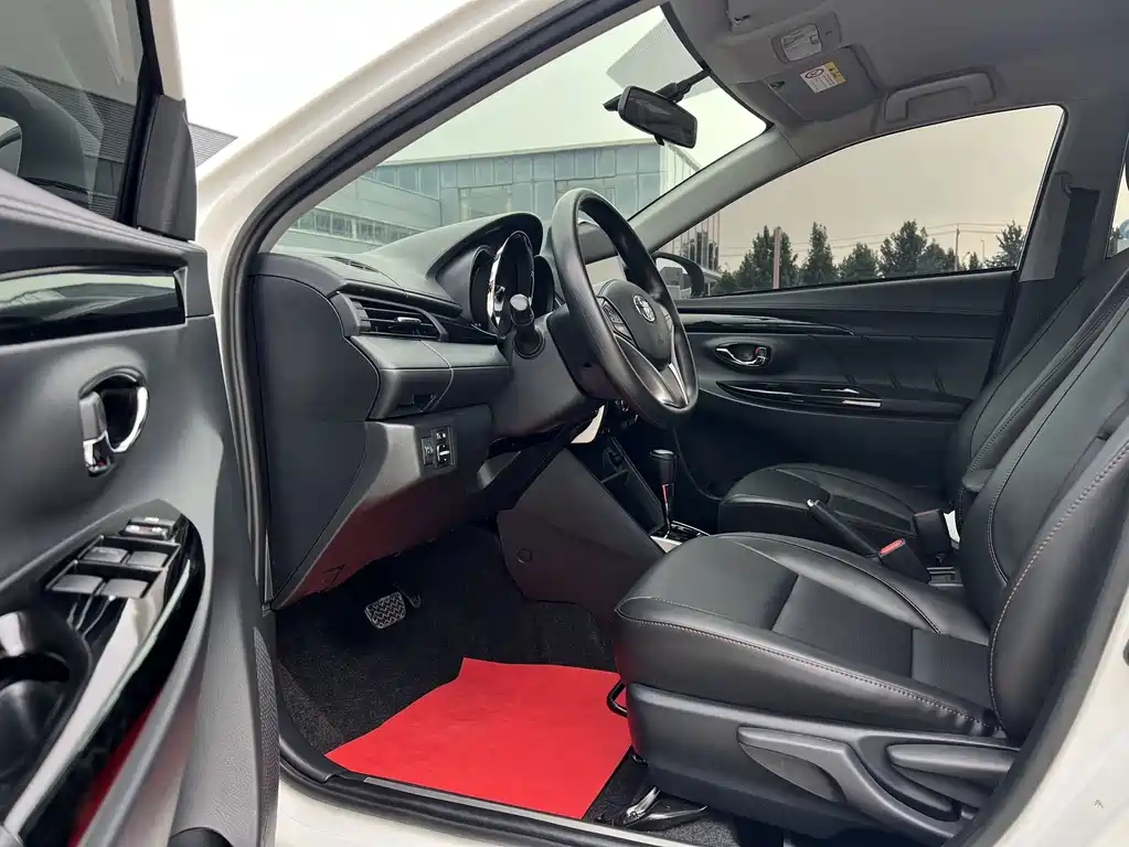 Toyota Yaris L 2022 — фото 8