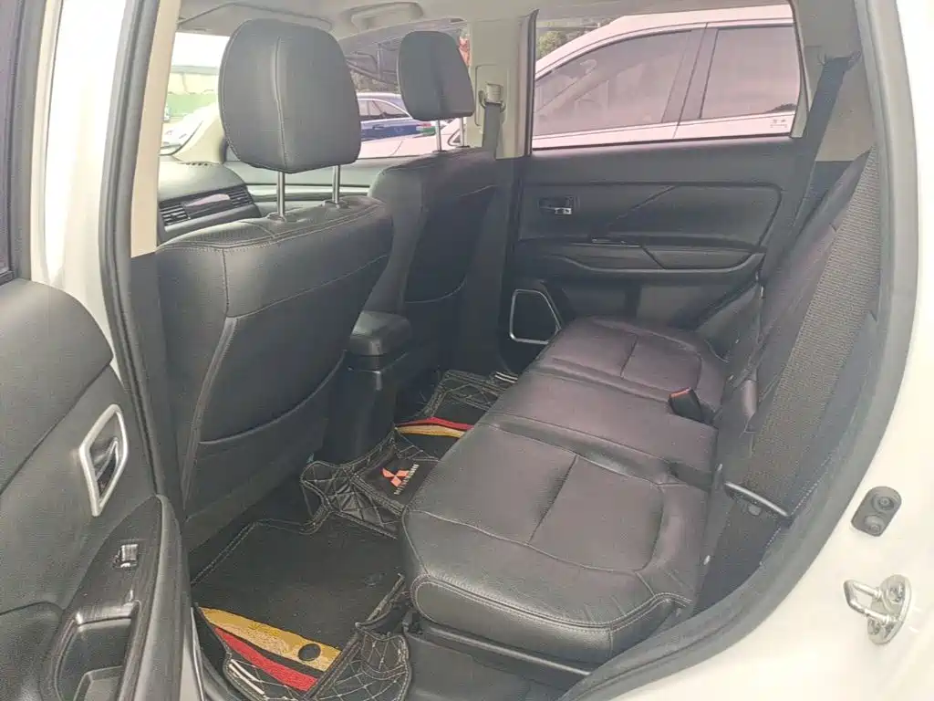 Mitsubishi Outlander 2017 — фото 17