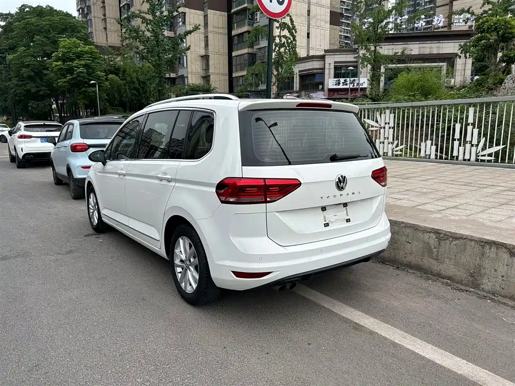 Volkswagen Touran 2017 — фото 4