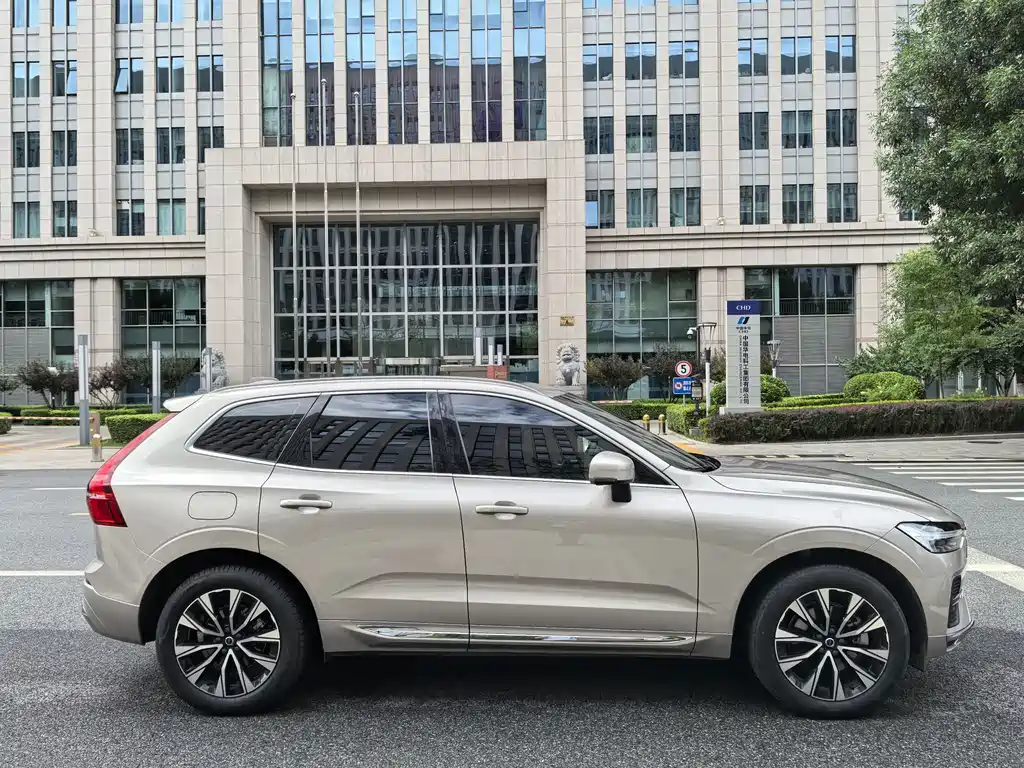 Volvo XC60 2023 — фото 8