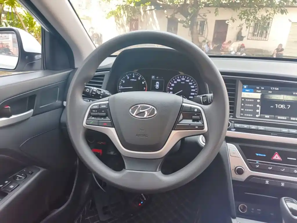 Hyundai Elantra 2018 — фото 11