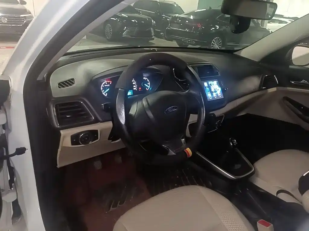 Ford Escort 2015 — фото 16