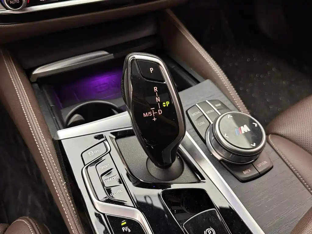 BMW 5 Series 2021 — фото 16