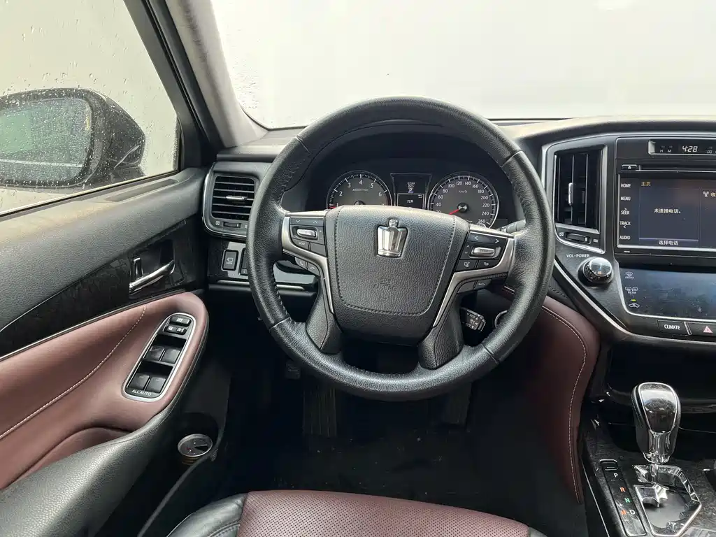 Toyota Crown 2018 — фото 10