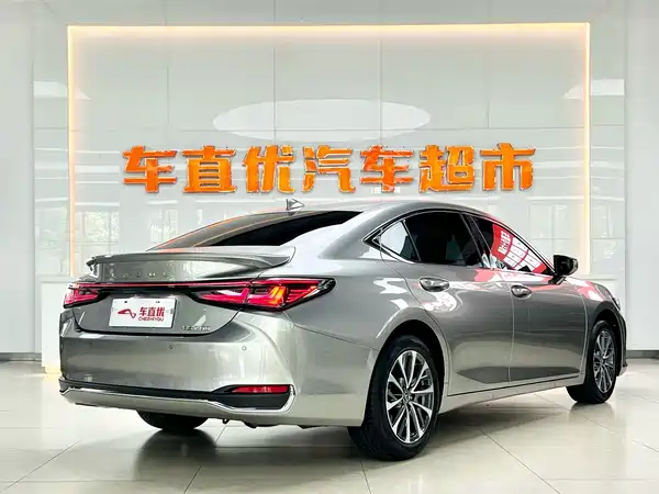 Lexus ES 2025