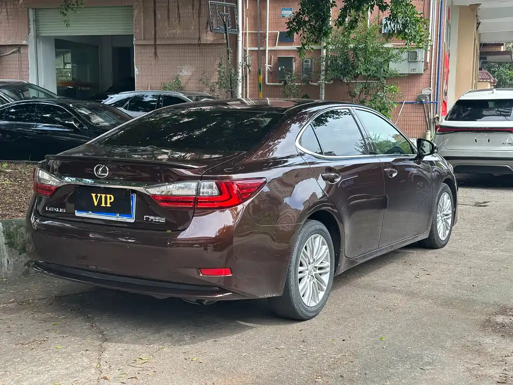 Lexus ES 2018 — фото 10