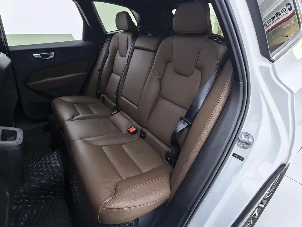 Volvo XC60 2023 — фото 10