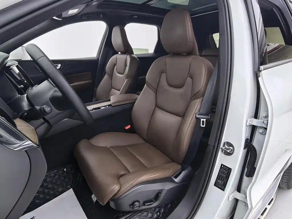 Volvo XC60 2023 — фото 16