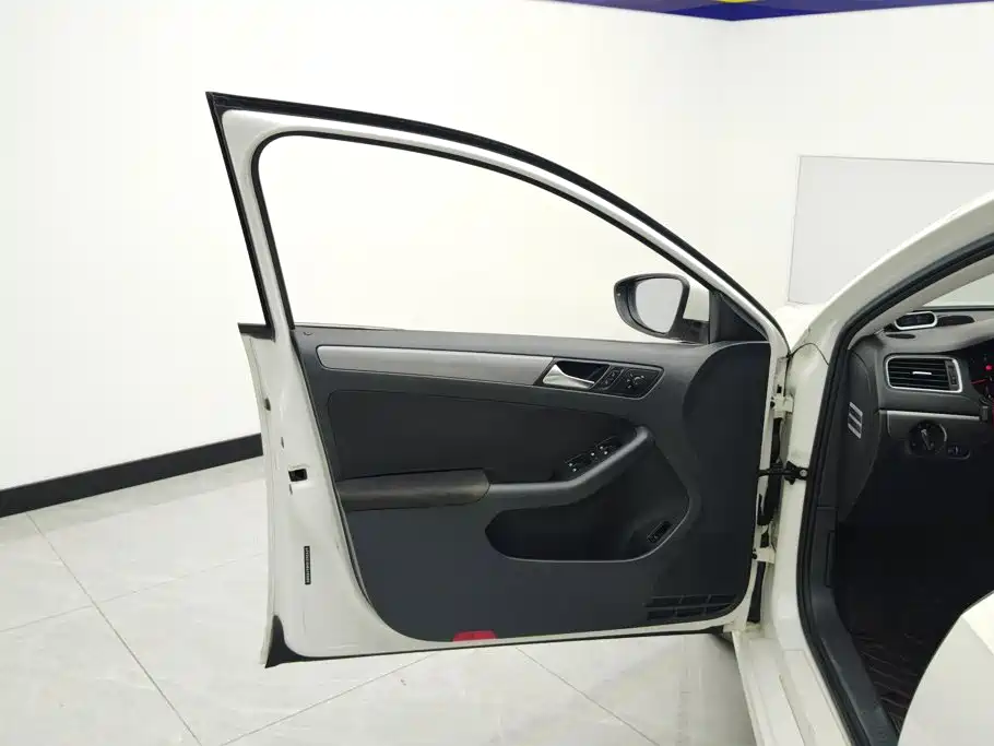 Volkswagen Sagitar 2014