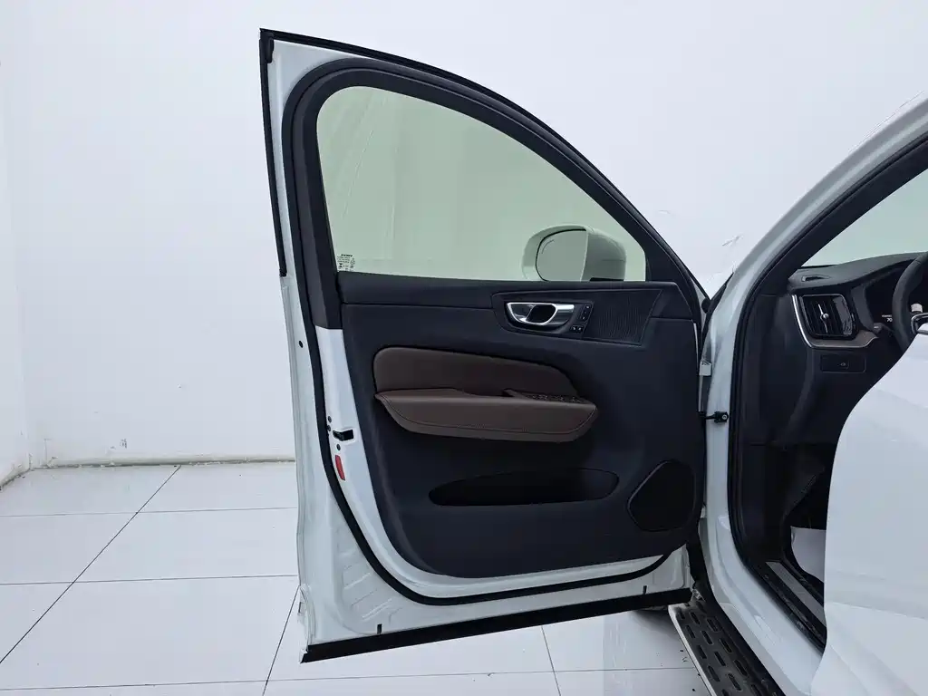 Volvo XC60 2023 — фото 32