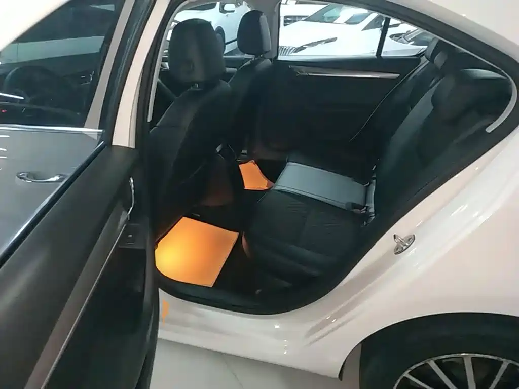 Skoda Octavia 2018 — фото 17