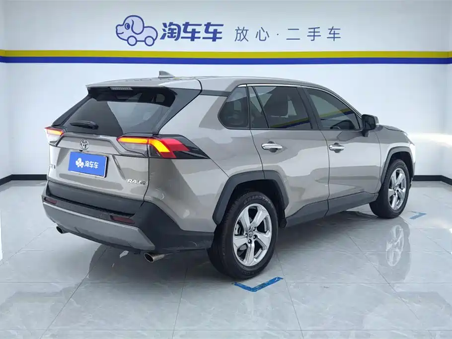 Toyota RAV4 2023 — фото 3