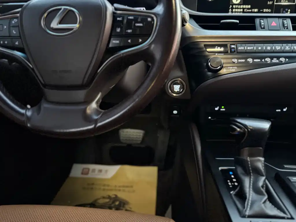 Lexus ES 2019 — фото 19