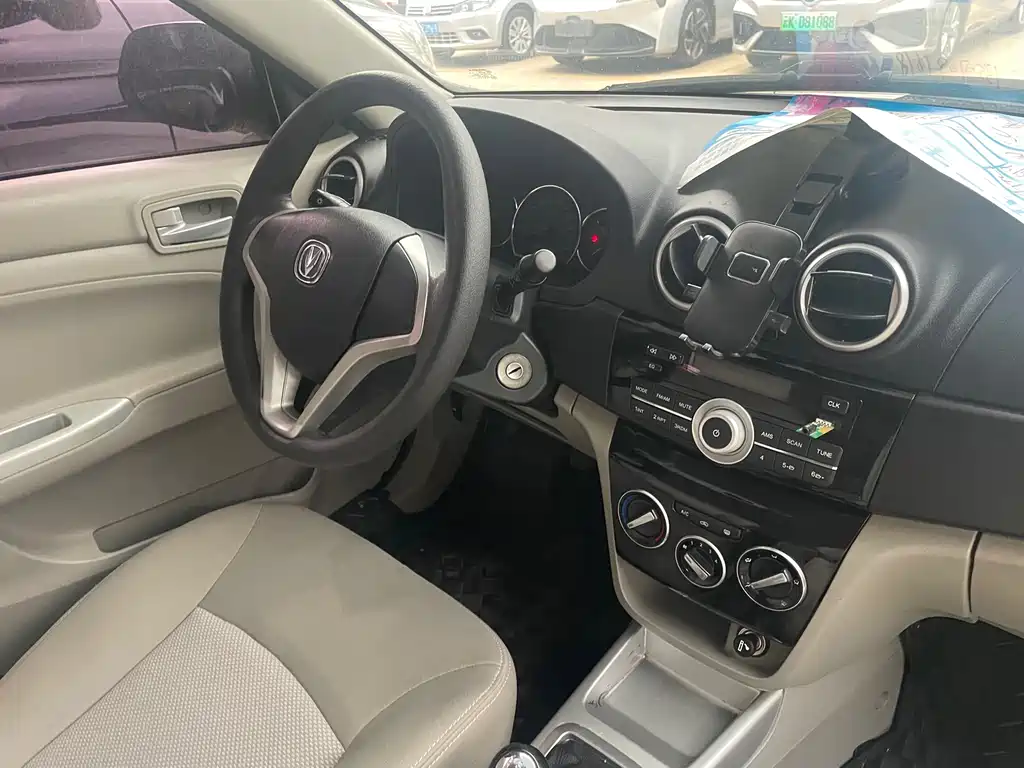 Changan Yuexiang V3 2018 — фото 13